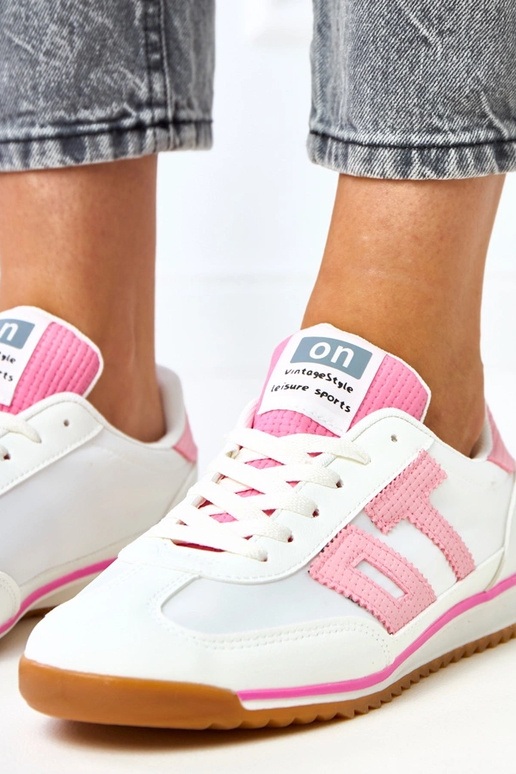 Weiße Sportschuhe mit rosa Elementen... Weiße Sportschuhe mit rosa Elementen...