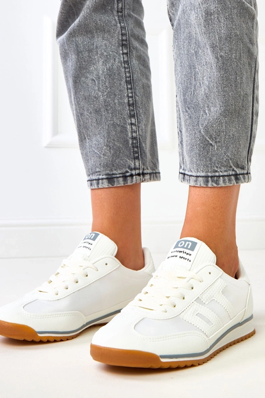 Weiße Sportschuhe mit grauen... Weiße Sportschuhe mit grauen...