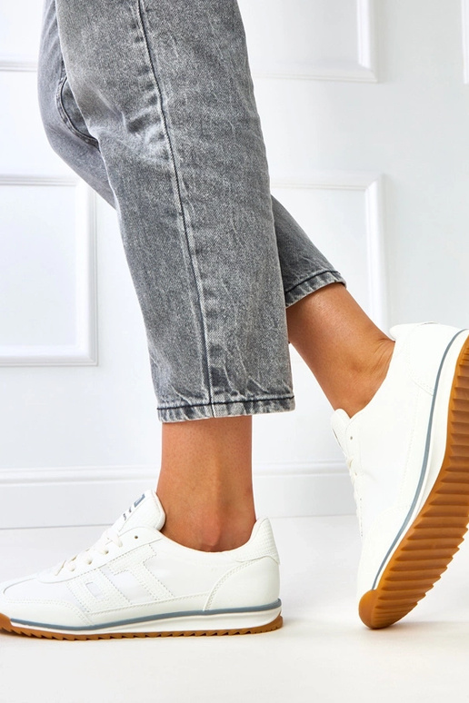 Weiße Sportschuhe mit grauen... Weiße Sportschuhe mit grauen...