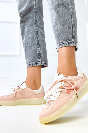 Rosa Sneakers auf Plattform...