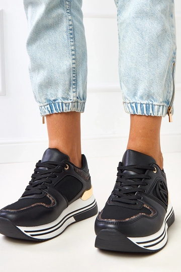 Schwarze Sneakers auf...