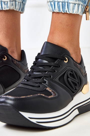 Schwarze Sneakers auf... 2