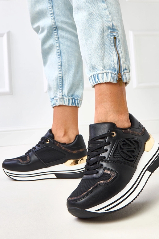 Schwarze Sneakers auf Plattform mit...