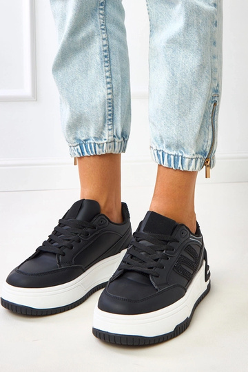 Schwarze Sneakers auf...