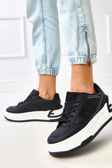 Schwarze Sneakers auf... 2