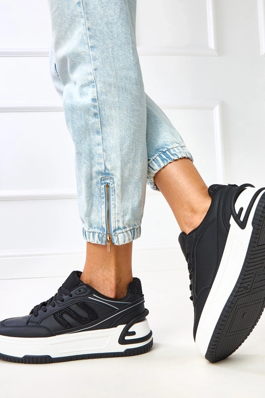 Schwarze Sneakers auf Plattform,... Schwarze Sneakers auf Plattform,...