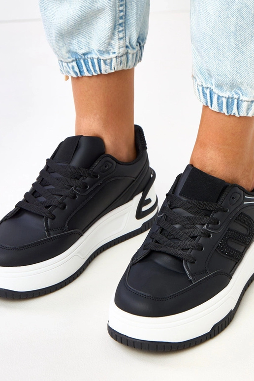 Schwarze Sneakers auf Plattform,... Schwarze Sneakers auf Plattform,...