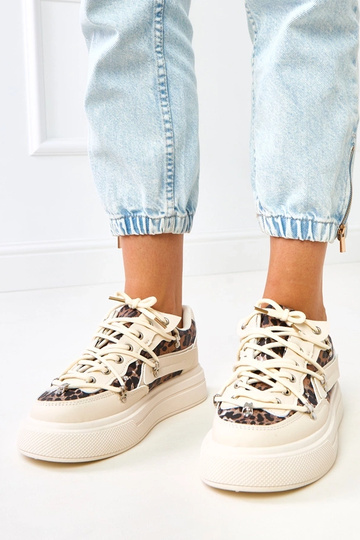 Sandfarbene Sneakers auf...