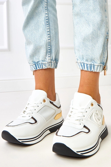 Schwarz-weiße Sneakers auf...