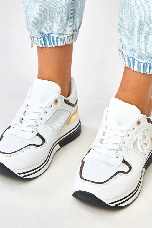 Schwarz-weiße Sneakers auf Plattform... Schwarz-weiße Sneakers auf Plattform...