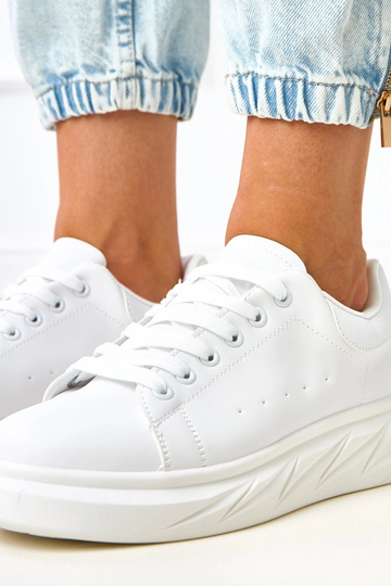 Weiße Sneakers auf... 2