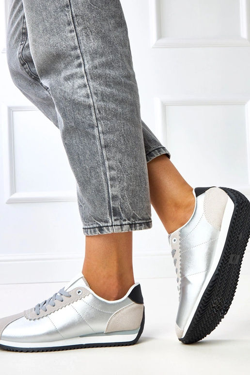 Silberne Sportschuhe mit sandfarbenem... Silberne Sportschuhe mit sandfarbenem...