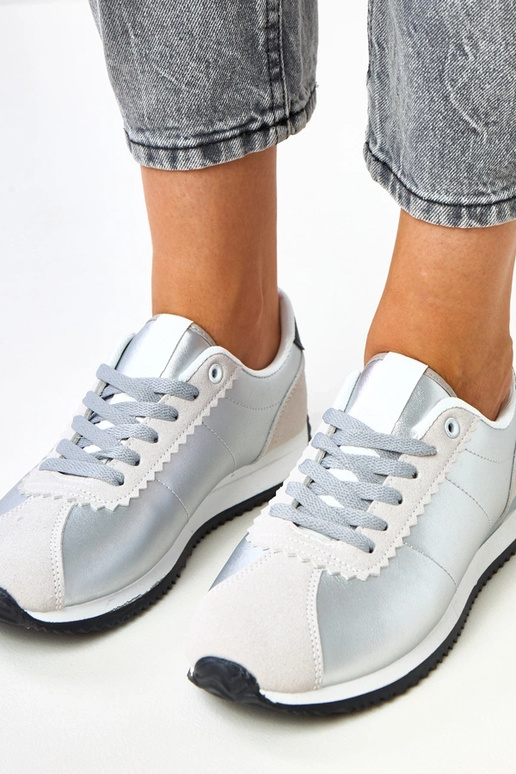 Silberne Sportschuhe mit sandfarbenem... Silberne Sportschuhe mit sandfarbenem...