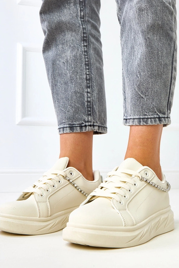 Sandfarbene Sneakers auf...