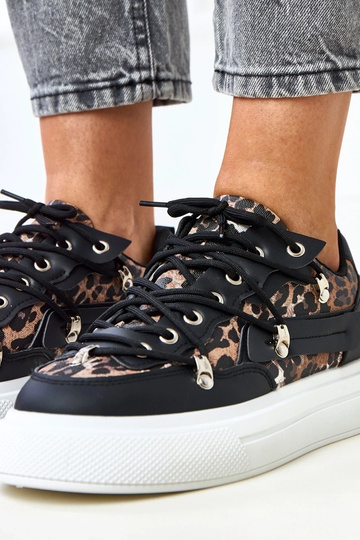 Schwarz-weiße Sneakers auf...