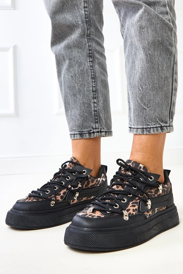 Schwarze Sneakers auf...