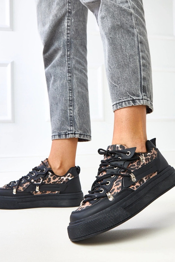 Schwarze Sneakers auf... 2