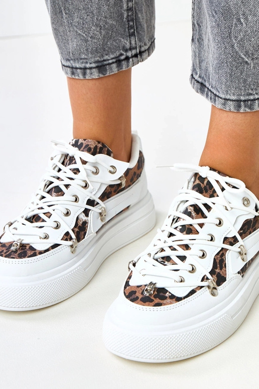 Weiße Sneakers auf Plattform mit... Weiße Sneakers auf Plattform mit...