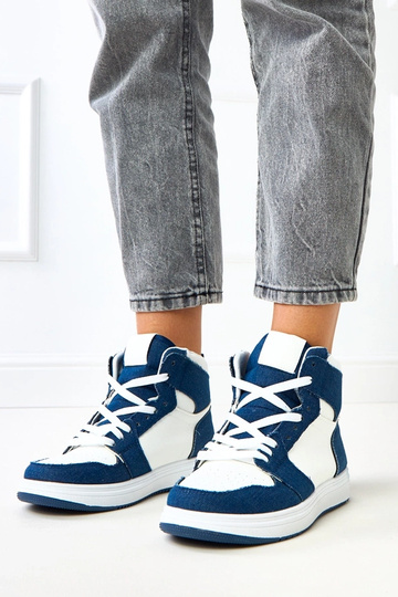 Hohe Sneakers über dem...