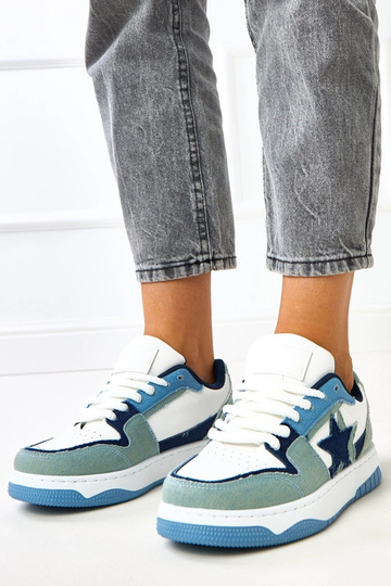 Weiß-blaue Sneakers auf...