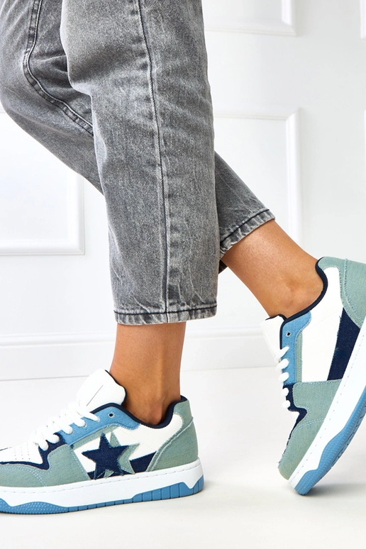 Weiß-blaue Sneakers auf Plattform mit... Weiß-blaue Sneakers auf Plattform mit...