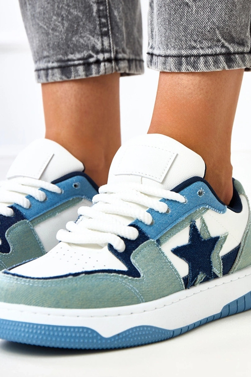 Weiß-blaue Sneakers auf Plattform mit... Weiß-blaue Sneakers auf Plattform mit...