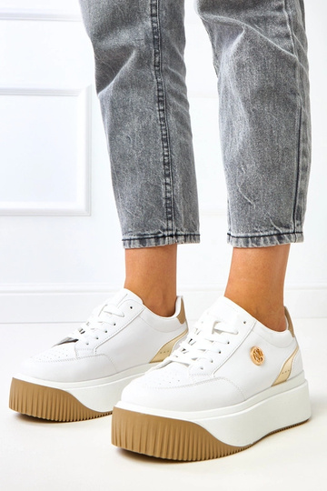 Weiße Sneakers auf...