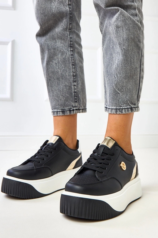 Schwarze Sportschuhe auf Plattform... Schwarze Sportschuhe auf Plattform...