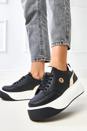 Schwarze Sportschuhe auf... 2