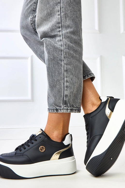 Schwarze Sportschuhe auf Plattform... Schwarze Sportschuhe auf Plattform...