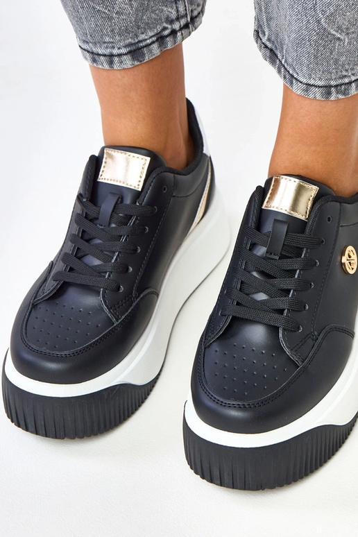 Schwarze Sportschuhe auf Plattform... Schwarze Sportschuhe auf Plattform...