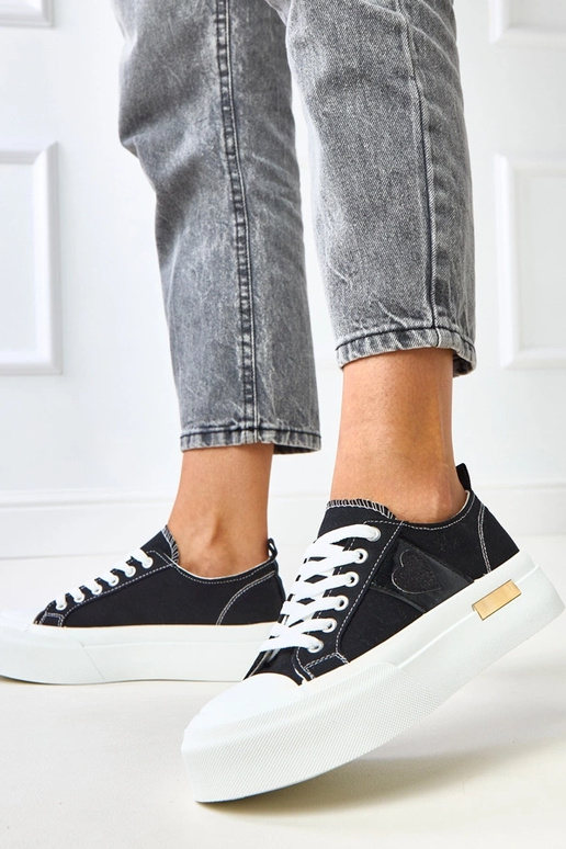 Schwarze Sportpantoletten auf... Schwarze Sportpantoletten auf...