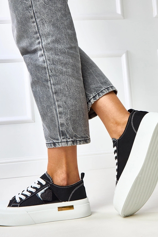 Schwarze Sportpantoletten auf... Schwarze Sportpantoletten auf...