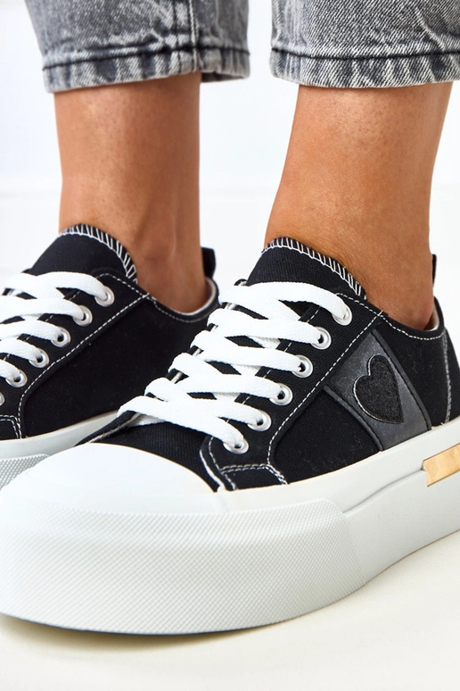 Schwarze Sportpantoletten auf... Schwarze Sportpantoletten auf...