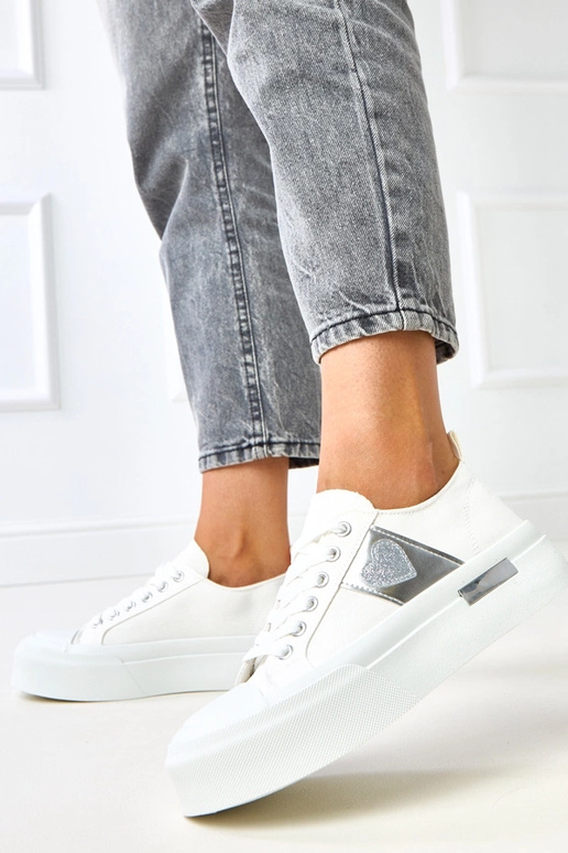 Weiße Sportpantoletten auf Plattform... Weiße Sportpantoletten auf Plattform...