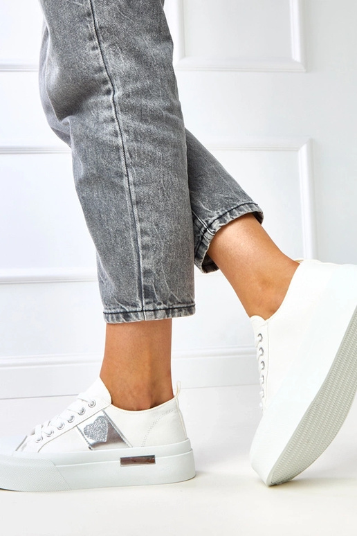 Weiße Sportpantoletten auf Plattform... Weiße Sportpantoletten auf Plattform...