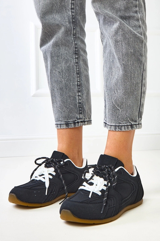 Schwarze Sportschuhe mit doppelten... Schwarze Sportschuhe mit doppelten...