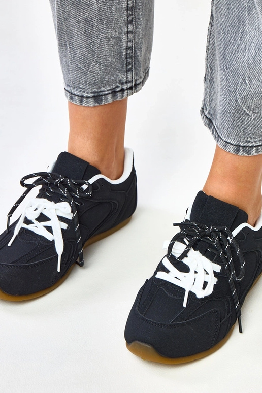 Schwarze Sportschuhe mit doppelten... Schwarze Sportschuhe mit doppelten...