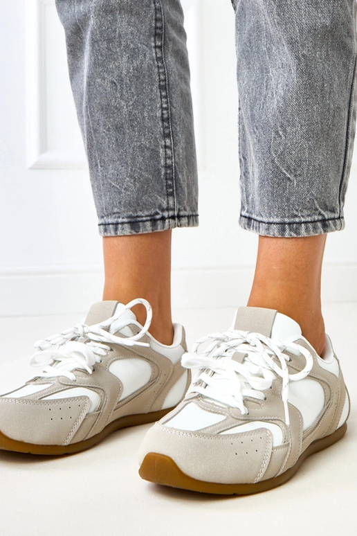 Weiße-beige Sportschuhe mit doppelten... Weiße-beige Sportschuhe mit doppelten...