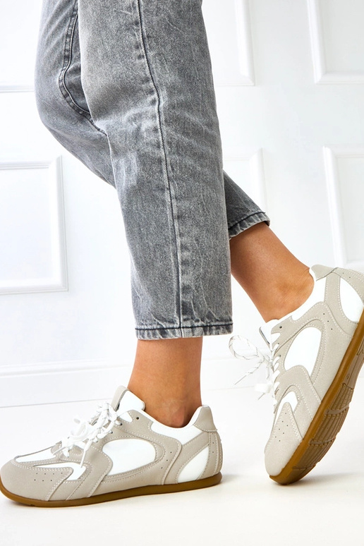 Weiße-beige Sportschuhe mit doppelten... Weiße-beige Sportschuhe mit doppelten...