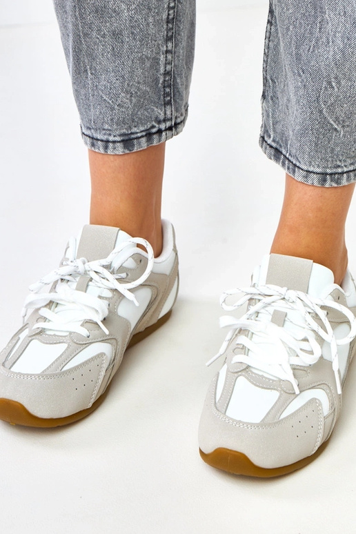 Weiße-beige Sportschuhe mit doppelten... Weiße-beige Sportschuhe mit doppelten...