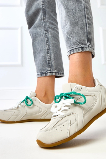 Graue Sportschuhe mit...