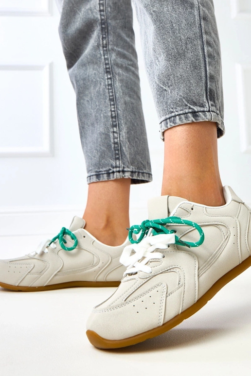 Graue Sportschuhe mit doppelten... Graue Sportschuhe mit doppelten...