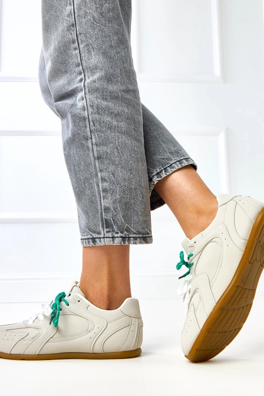 Graue Sportschuhe mit doppelten... Graue Sportschuhe mit doppelten...