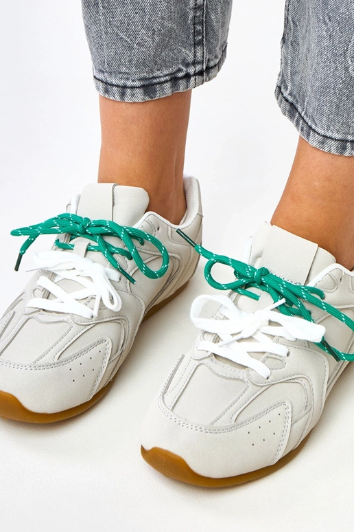 Graue Sportschuhe mit doppelten... Graue Sportschuhe mit doppelten...