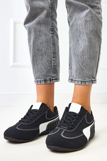 Schwarze Sportschuhe mit...
