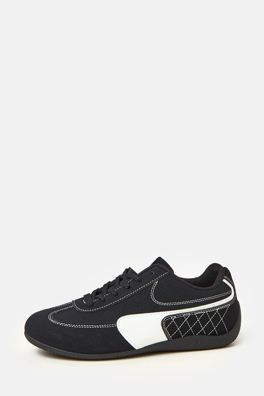 Schwarze Sportschuhe mit weißem... Schwarze Sportschuhe mit weißem...