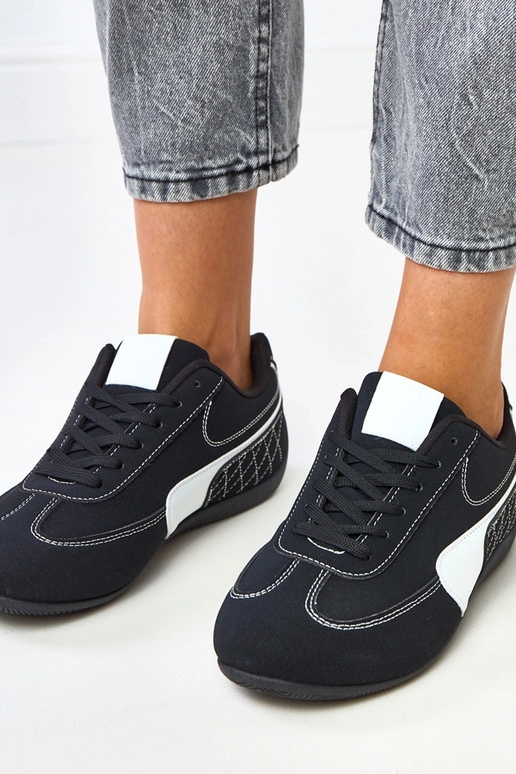 Schwarze Sportschuhe mit weißem... Schwarze Sportschuhe mit weißem...