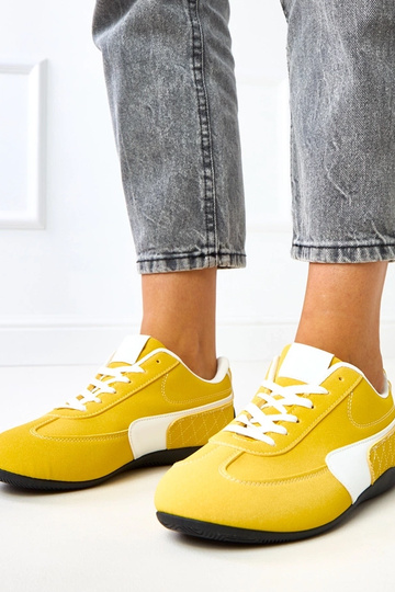 Gelbe Sportschuhe mit...