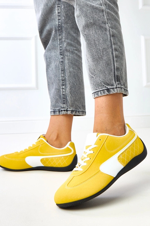 Gelbe Sportschuhe mit weißem Akzent... Gelbe Sportschuhe mit weißem Akzent...